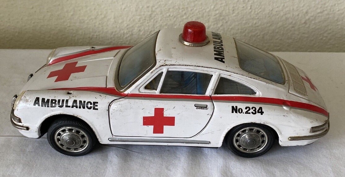 Modelcar AOSHIN Porsche 912 coupe AMBULANCE left side