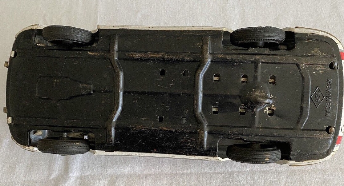 Modelcar AOSHIN Porsche 912 coupe AMBULANCE underneath