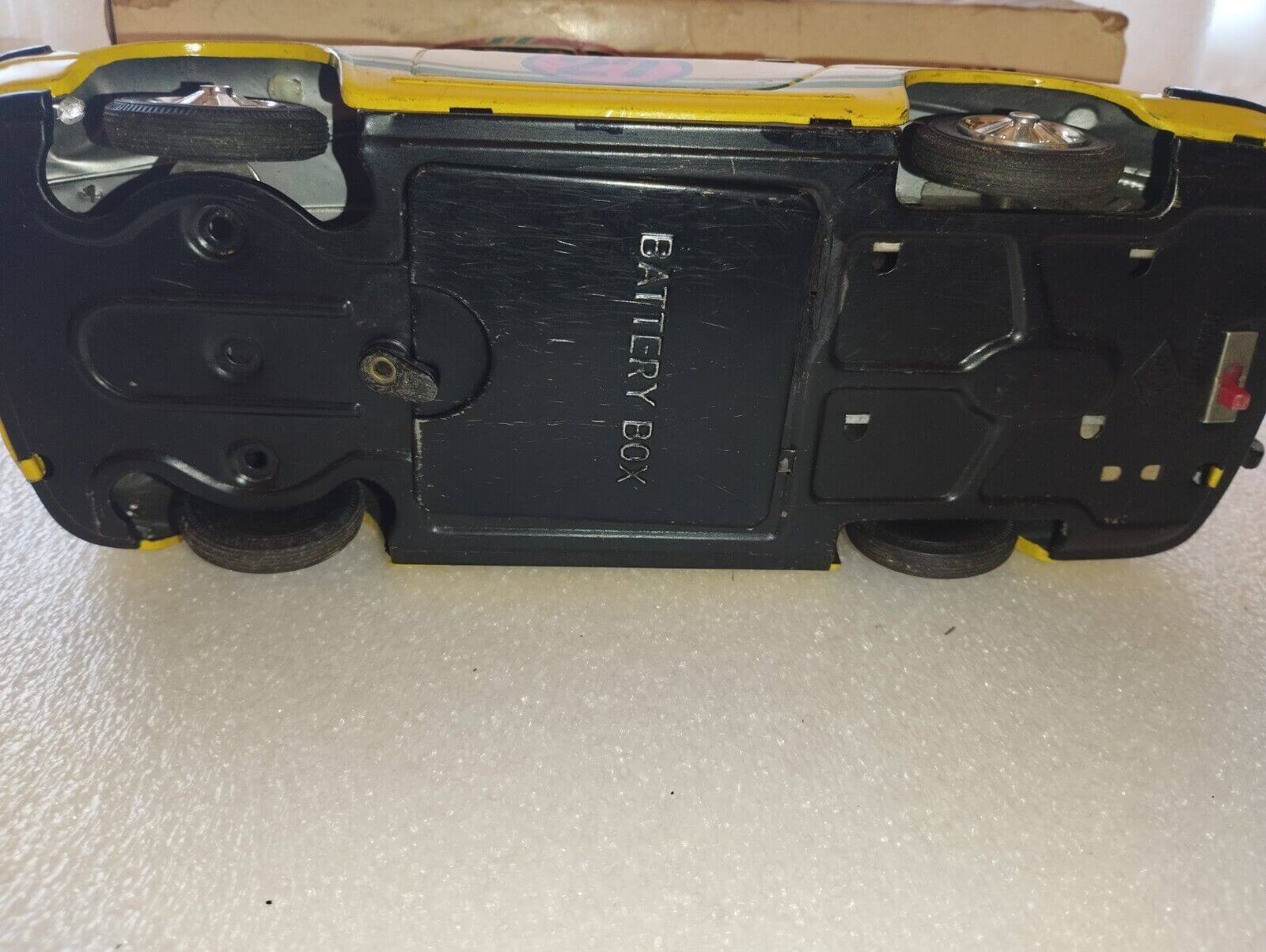 Modelcars AOSHIN Porsche 912 Coupe Yellow Rallye no. 27 underneath www.912stuff.com