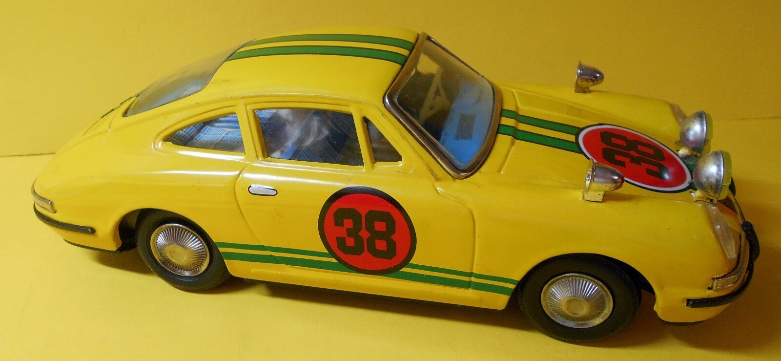 Aoshin Porsche 912 Coupé Yellow no. 38 front right side www.912stuff.com